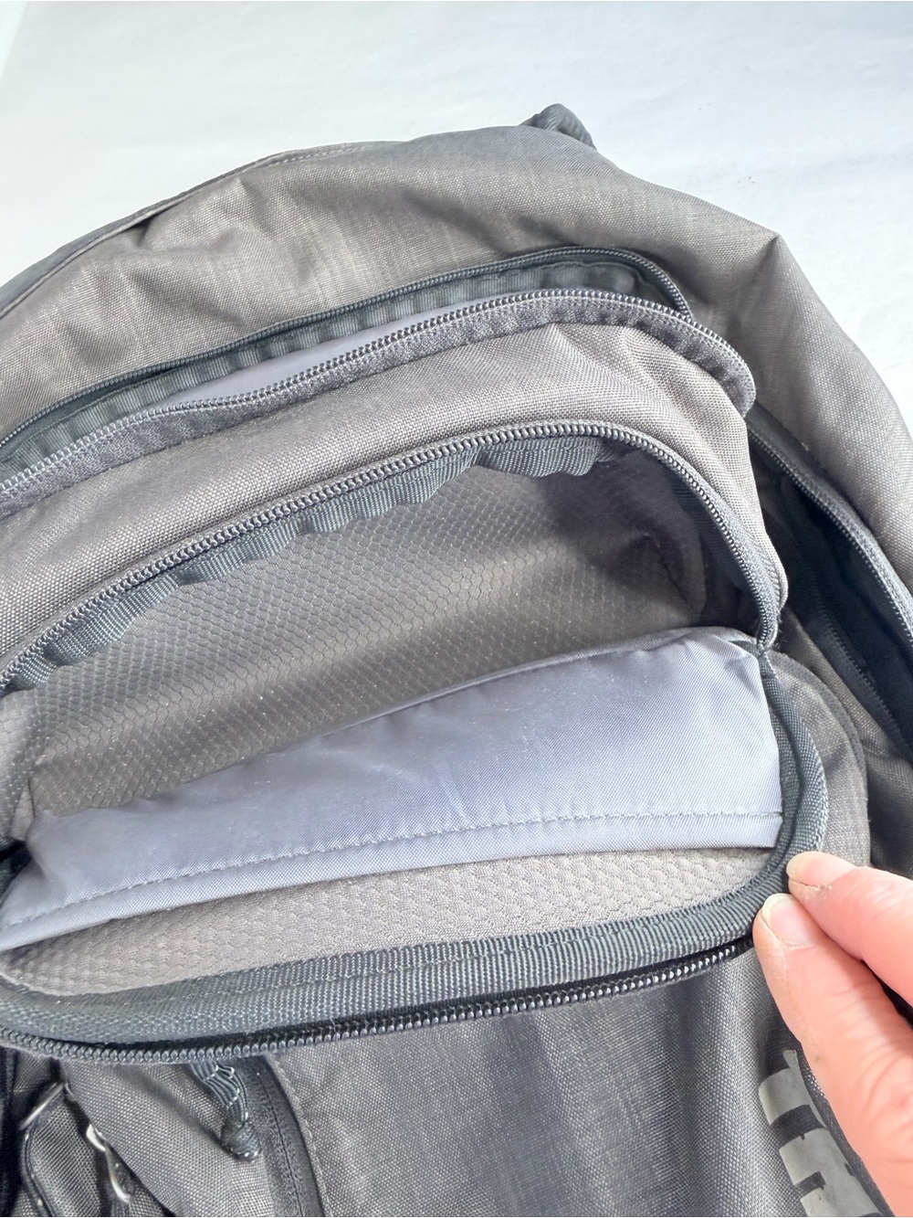 Thule gray computer backpack - Picture 5 of 10